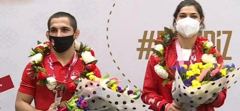 Paralimpik oyunlarda bronz madalya kazanan Çiftçi ve Çelik yurda döndü