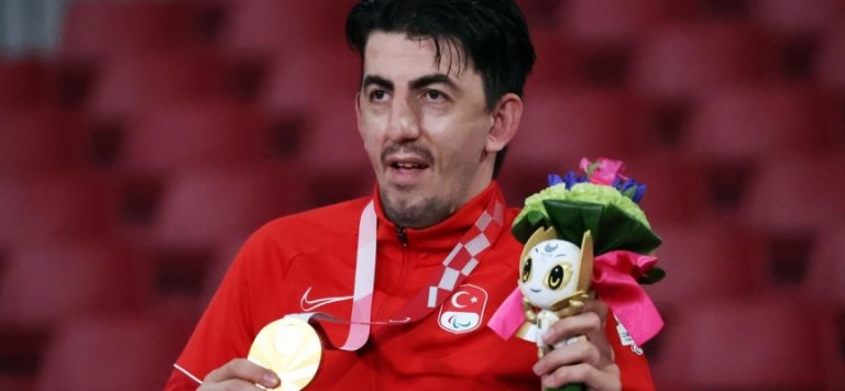 Abdullah Öztürk altın madalyasını aldı