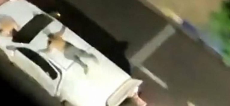 Banka soyan silahlı çete, rehineleri arabaya bağlayarak kalkan yaptı