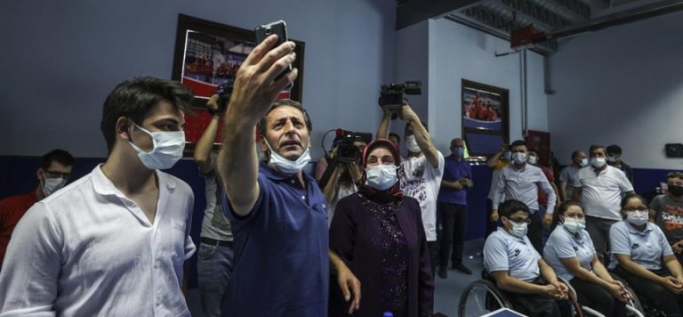 Bakan Kasapoğlu Abdullah Öztürk’ün ailesini tebrik etti