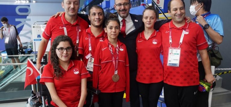 Bakanı Kasapoğlu paralimpik milli yüzücüleri tebrik etti