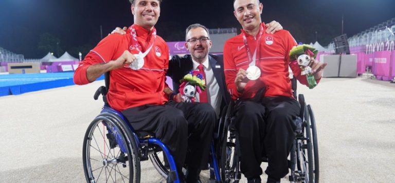 Nihat Türkmenoğlu ve Bahattin Hekimoğlu madalyalarını aldı