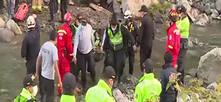 Otobüs 100 metrelik uçurumdan düştü: 17 ölü 20 yaralı