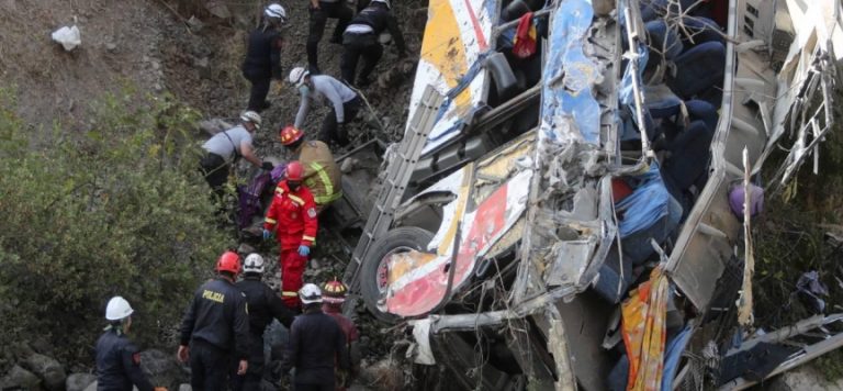 Peru’da otobüs uçuruma yuvarlandı: 29 ölü