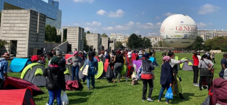 Evsizler bu kez de Paris Valiliği önünde çadır kurdu