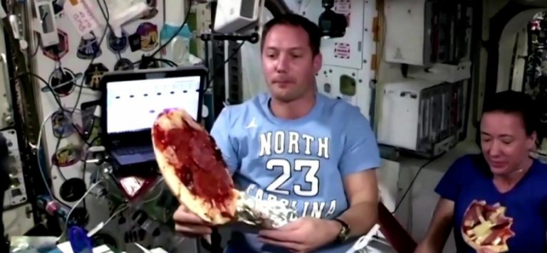 Uzayda “yüzen pizza gecesi”