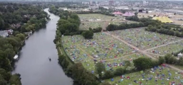 İngiltere’de festivale katılan 90 bin kişi geride çöp dağı bıraktı