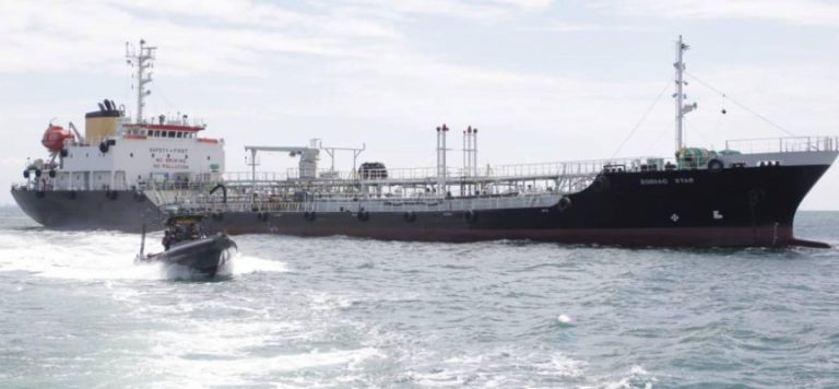 Endonezya’da binlerce ton petrol taşıyan tankere el konuldu