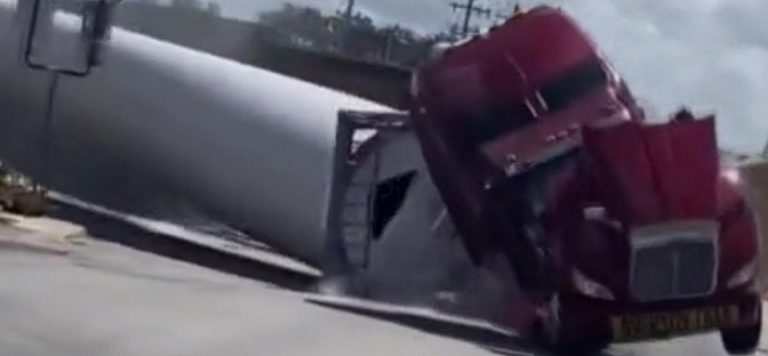 ABD’de rüzgar türbininin kanadını taşıyan tıra yük treni çarptı