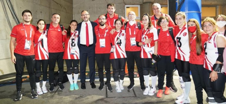 Bakan Kasapoğlu Golbol Kadın Milli Takımı’nı kutladı