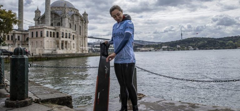 Başakşehir yeni sezon formasını su altında tanıttı