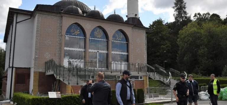 Danimarkalı siyasetçiden cami önünde Kur’an-ı Kerim ile provokasyon