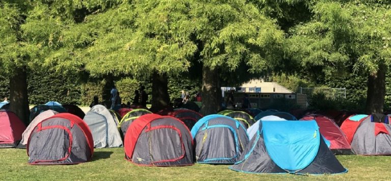 Göçmen ve evsizlerin Paris Valiliği önündeki bekleyişleri sürüyor