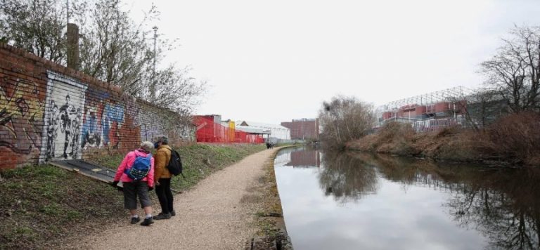 Engelli kızını boğulmaktan kurtarmak için hayatını feda etti