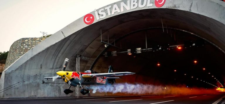 Tünellerin içinden uçakla geçti