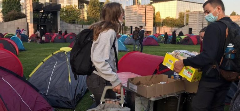 Paris Valiliği önünde çadır kuran evsizler tahliye edildi