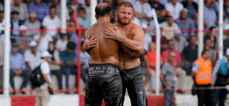 Tarihi Elmalı Yağlı Güreşleri’nde başpehlivanlığı İsmail Balaban kazandı
