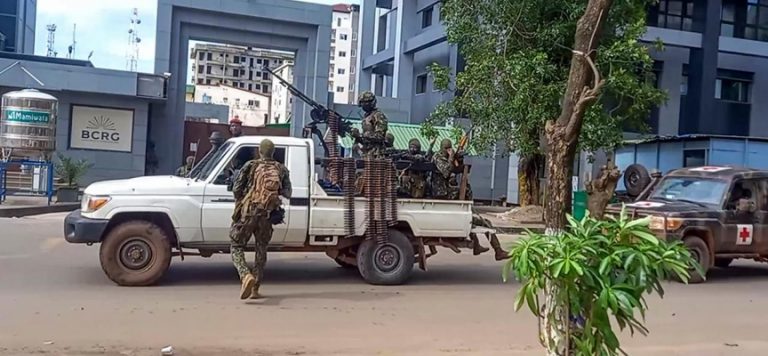 Gine’de darbecilerden hükümet üyelerine yurt dışı çıkış yasağı