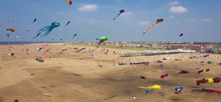 İngiltere’deki uçurtma festivalinde keyifli anlar yaşandı