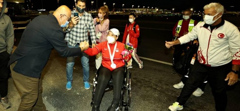 Tokyo’da yarışan son kafile yurda döndü