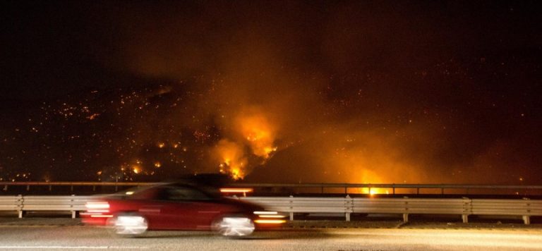 California’da orman yangını otoyola sıçradı