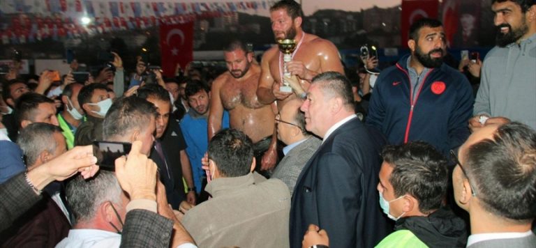 Alaplı Yağlı Güreşleri’nde başpehlivan İsmail Balaban oldu