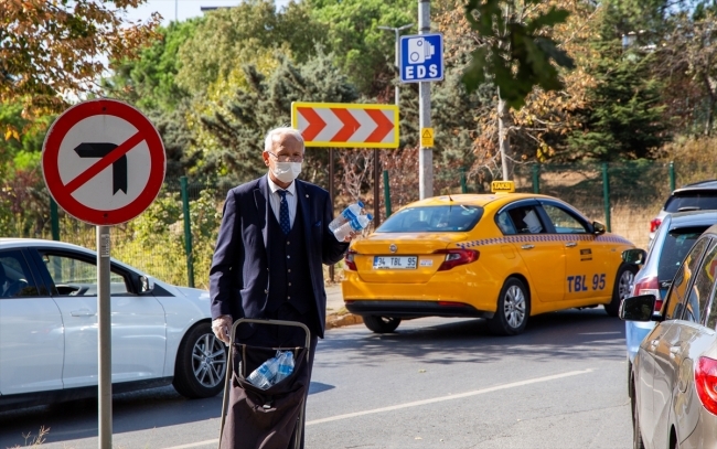 Takım elbisesiyle su satıyor