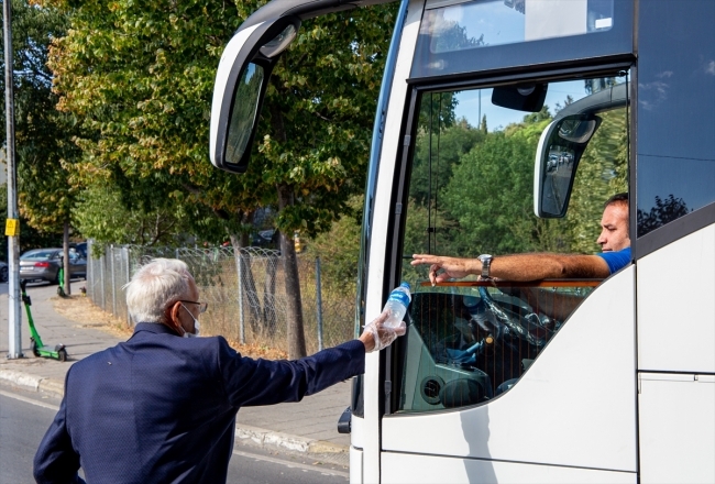 Takım elbisesiyle su satıyor