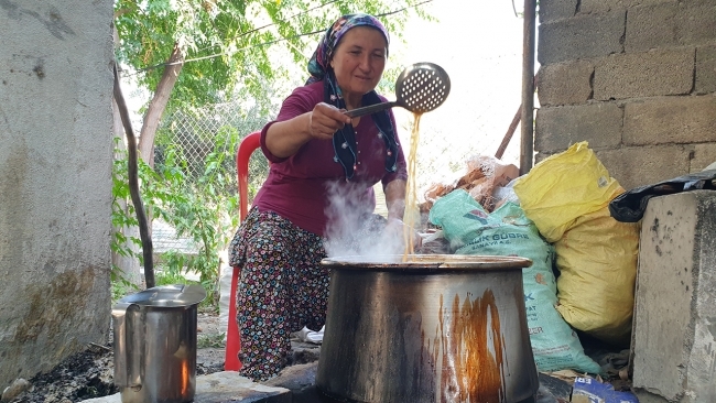 Çukurovalı kadınların nar ekşisi mesaisi başladı