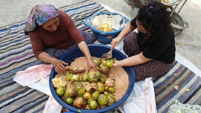 Çukurovalı kadınların nar ekşisi mesaisi başladı