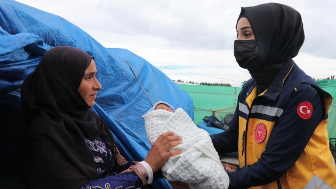 Suriyeli minik Yusuf'a ambulansta hayat dokunuşu