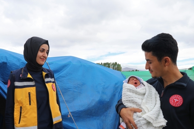 Suriyeli minik Yusuf'a ambulansta hayat dokunuşu