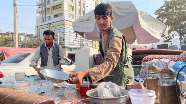 ABD’ye çalışan Afganlar tahliye için bekliyor