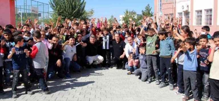 Beşiktaş’tan Siirtli öğrencilere giyim yardımı