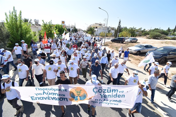 DERİNYA’DA “ÇÖZÜM VE YENİDEN BİRLEŞME İÇİN YÜRÜYORUZ” YÜRÜYÜŞÜ YAPILDI