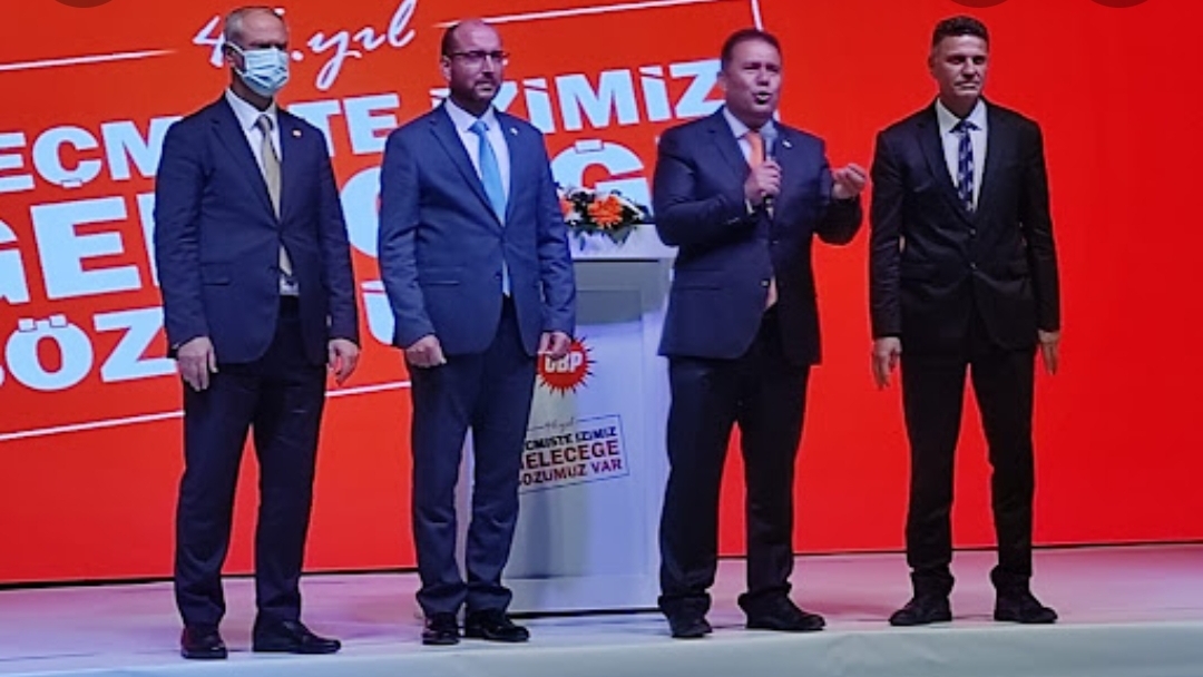 Büyükoğlu ve Genç’e UBP rozetleri takıldı