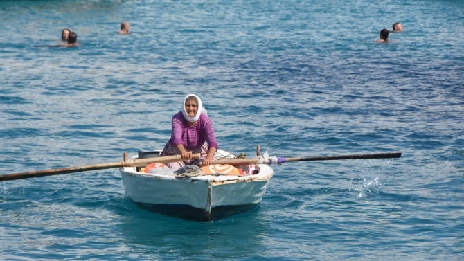 82 yaşındaki kadın kayığıyla her gün denizde satış yapıyor