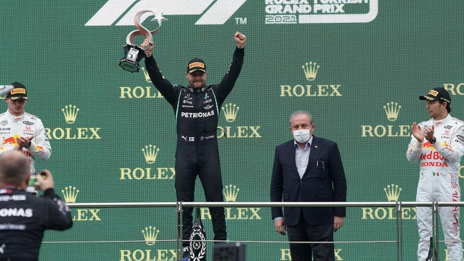 Valtteri Bottas kupasını aldı