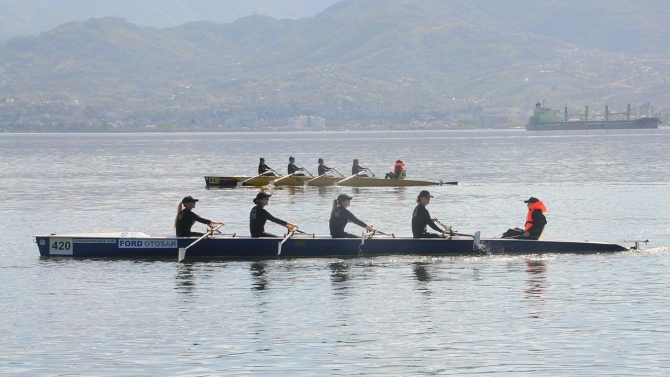 300'e yakın sporcu 'Körfez Kupası' için kürek çekiyor