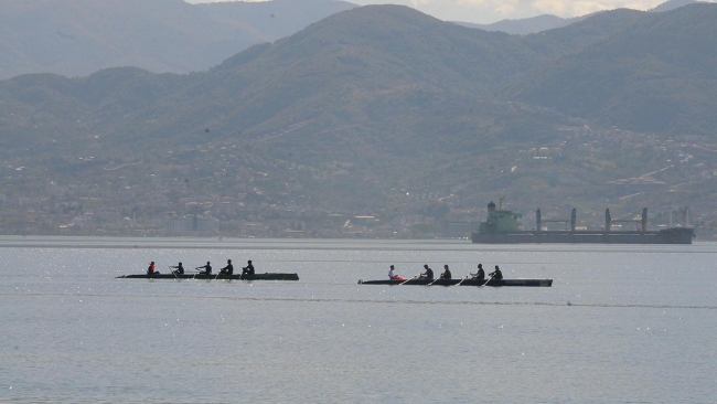 300'e yakın sporcu 'Körfez Kupası' için kürek çekiyor