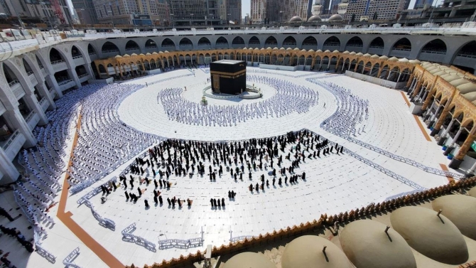 Kabe'de sosyal mesafesiz ilk namaz