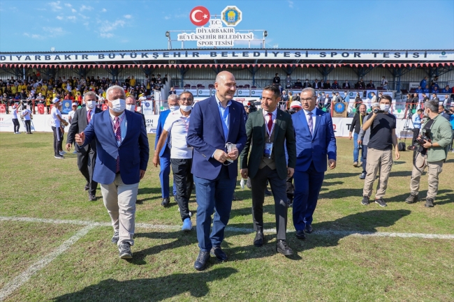 Bakan Soylu Ampute Futbol Türkiye Kupası maçında başlama vuruşunu yaptı