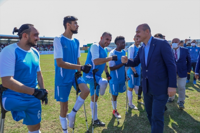 Bakan Soylu Ampute Futbol Türkiye Kupası maçında başlama vuruşunu yaptı