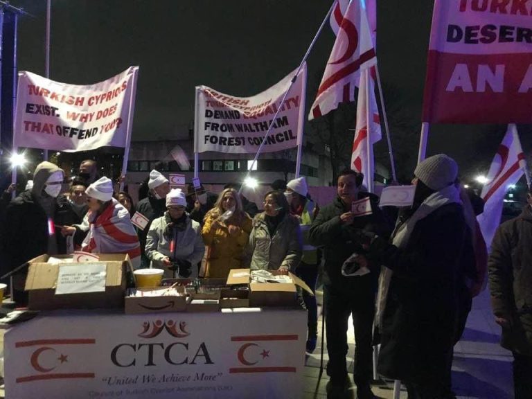 İngiltere’deki Kıbrıslı Türkler Waltham Forest Belediyesi’ni protesto etti