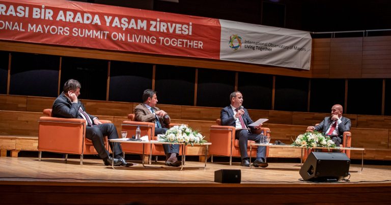 Harmancı, İzmir’de yapılan 3. Uluslararası Bir Arada Yaşam Zirvesi’ne katıldı