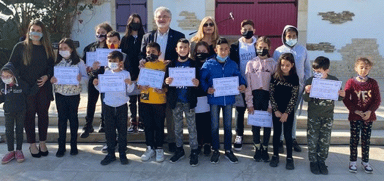 “Küçük Gönüllerle Benim Dünyam”ne katılan öğrencilere belgeleri verildi