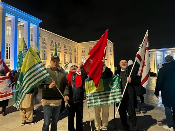 İngiltere Kıbrıs Türk Dernekleri Konseyi’nden Waltham Forest Belediyesi önünde protesto