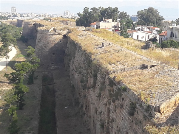 Mağusa İnisiyatifi:Mağusa surlarindaki mazgallar kamusal amaçlı kullanılmalıdır