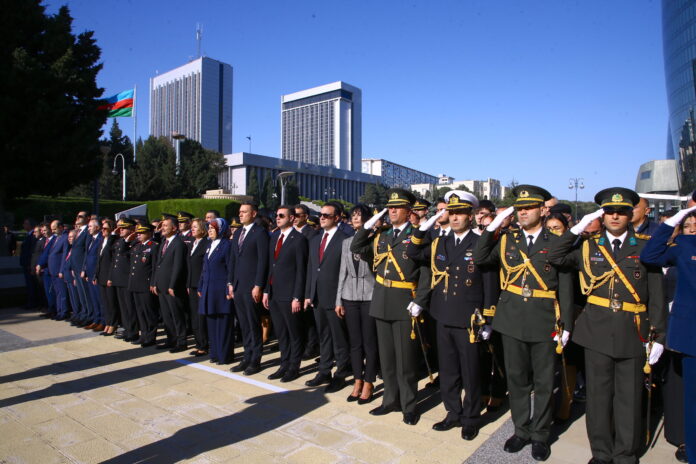 aa-20231029-32557360-32557352-baku-turk-sehitliginde-turkiye-cumhuriyetinin-100-yili-dolayisiyla-toren-duzenlendi-scaled.jpg