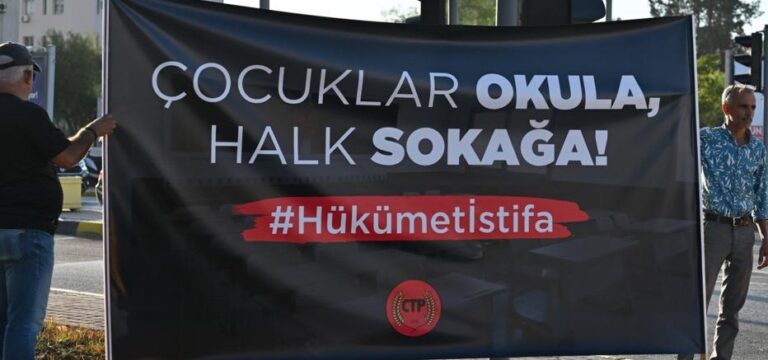 CTP,  okulların açılışının ertelenmesini protesto etmek amacıyla eylem yaptı